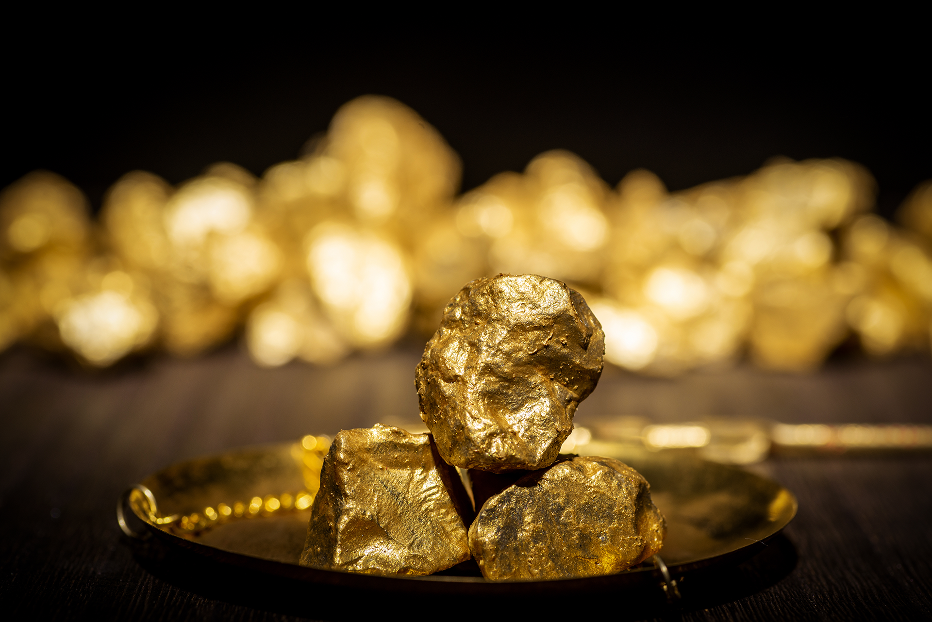 gold-concept-close-up-of-large-gold-nuggets.png